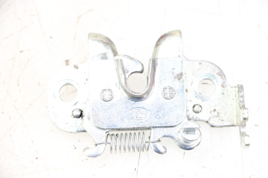 photo de Zamek siedzenia PEUGEOT KISBEE 4T 50 (2018 - 2022) - Szczegół części