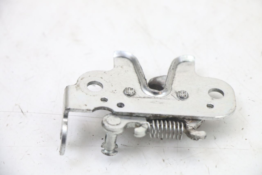 photo de Zamek siedzenia PEUGEOT KISBEE 4T 50 (2018 - 2022) - Inny kąt widzenia