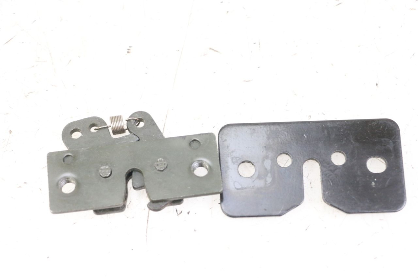 photo de Zamek siedzenia PEUGEOT SATELIS 125 (2013 - 2018) - Zoom stanu zużycia