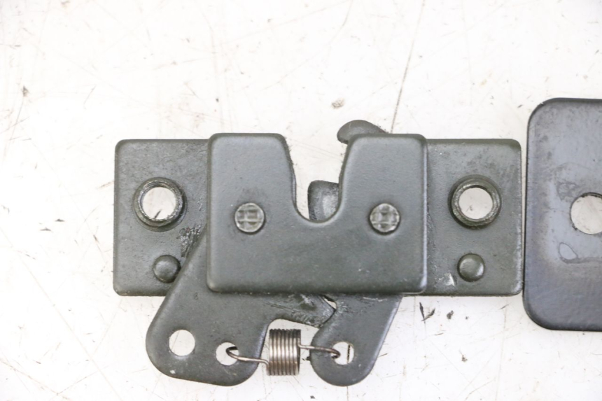 photo de Zamek siedzenia PEUGEOT SATELIS 125 (2013 - 2018) - Inny kąt widzenia