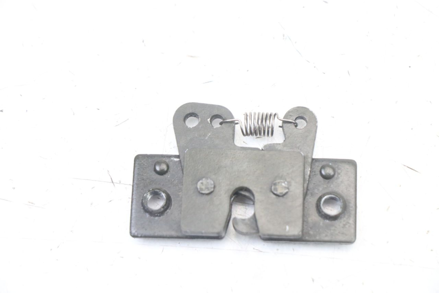 photo de Zamek siedzenia PEUGEOT SATELIS COMPRESSOR K15 125 (2006 - 2009) - Szczegół części