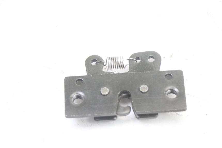 photo de Zamek siedzenia PEUGEOT SATELIS COMPRESSOR K15 125 (2006 - 2009) - Zoom stanu zużycia