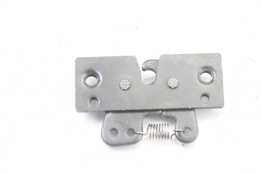 photo de Zamek siedzenia PEUGEOT SATELIS COMPRESSOR K15 125 (2006 - 2009) - Inny kąt widzenia