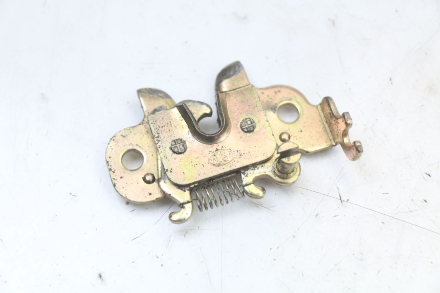 photo de ZAMEK SIEDZENIA PEUGEOT STREETZONE 4T 50 (2018 - 2023) - Szczegół części