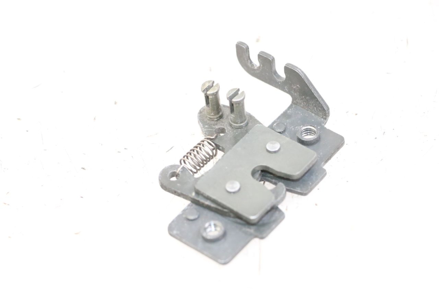 photo de Zamek siedzenia PIAGGIO MP3 LT 400 (2007 - 2012) - Szczegół części