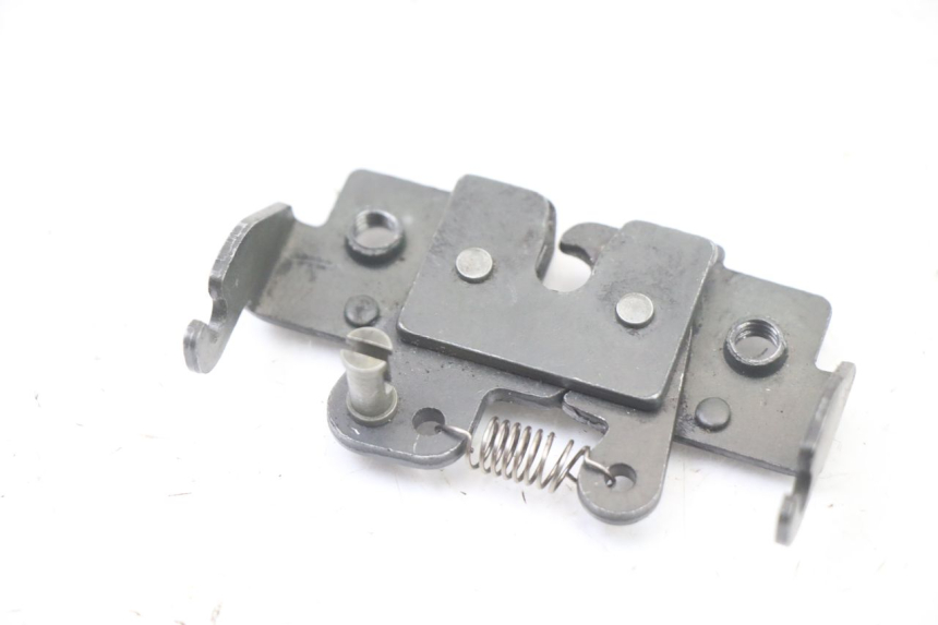 photo de Zamek siedzenia PIAGGIO MP3 LT 400 (2007 - 2012) - Szczegół części