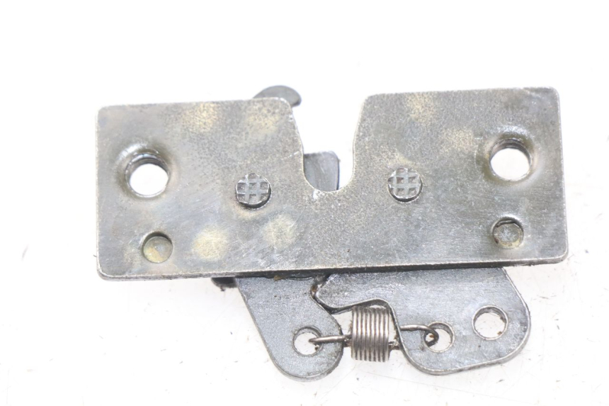 photo de Zamek siedzenia PEUGEOT SATELIS 125 (2013 - 2018) - Zoom stanu zużycia