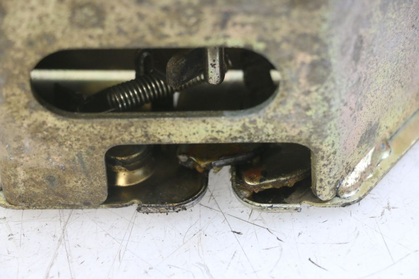 photo de Zamek siedzenia HONDA SCV LEAD 100 (2003 - 2007) - Zoom stanu zużycia