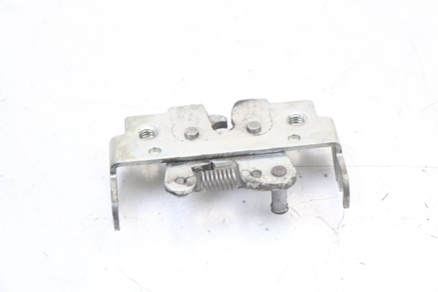 photo de Zamek siedzenia SUZUKI BURGMAN 125 (2007 - 2014) - Inny kąt widzenia