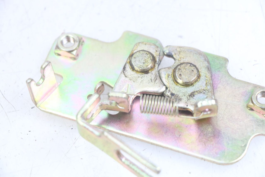 photo de Zamek siedzenia PEUGEOT TWEET 125 (2018 - 2021) - Szczegół części