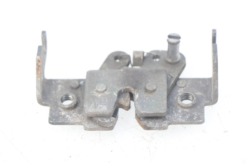 photo de ZAMEK SIEDZENIA SUZUKI UH BURGMAN 125 (2002 - 2006) - Szczegół części