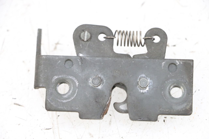 photo de Zamek siedzenia PIAGGIO VESPA GTS SUPER IE 125 (2009 - 2016) - Zoom stanu zużycia