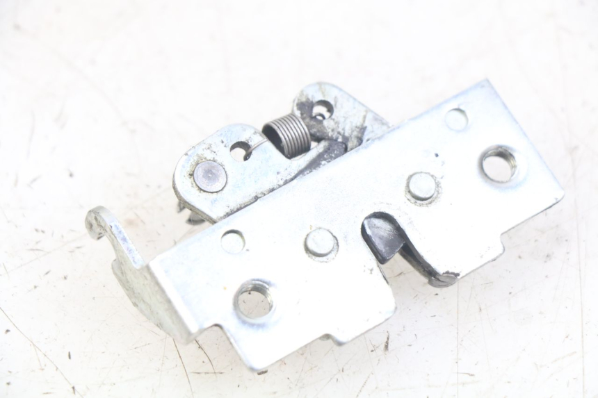 photo de Zamek siedzenia YAMAHA XMAX X-MAX 125 (2006 - 2009) - Zoom stanu zużycia