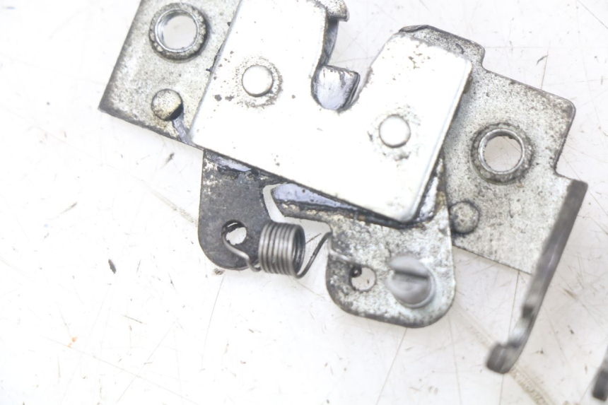 photo de Zamek siedzenia YAMAHA X-MAX XMAX 250 (2006 - 2009) - Zbliżenie techniczne