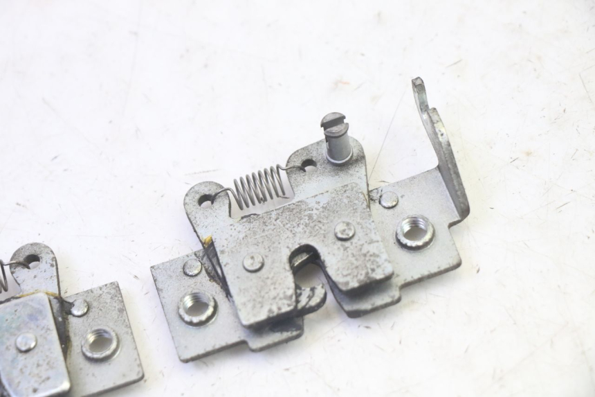 photo de Zamek siedzenia YAMAHA X-MAX XMAX 250 (2006 - 2009) - Zoom stanu zużycia