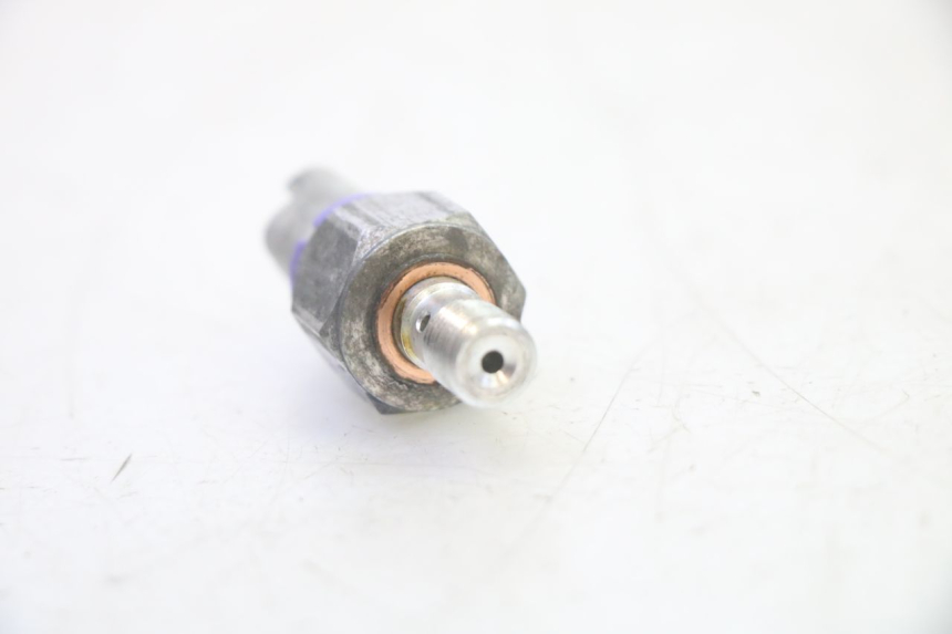 photo de CZUJNIK CIŚNIENIA OLEJU HAMULCOWEGO PIAGGIO MP3 500 (2011 - 2015) - Zbliżenie techniczne