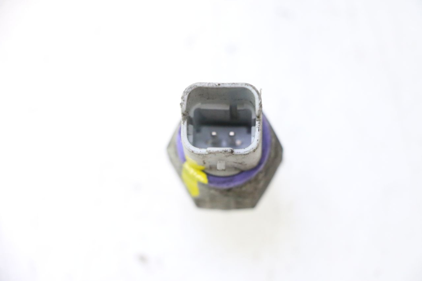 photo de CZUJNIK CIŚNIENIA OLEJU HAMULCOWEGO PIAGGIO MP3 500 (2011 - 2015) - Szczegół części