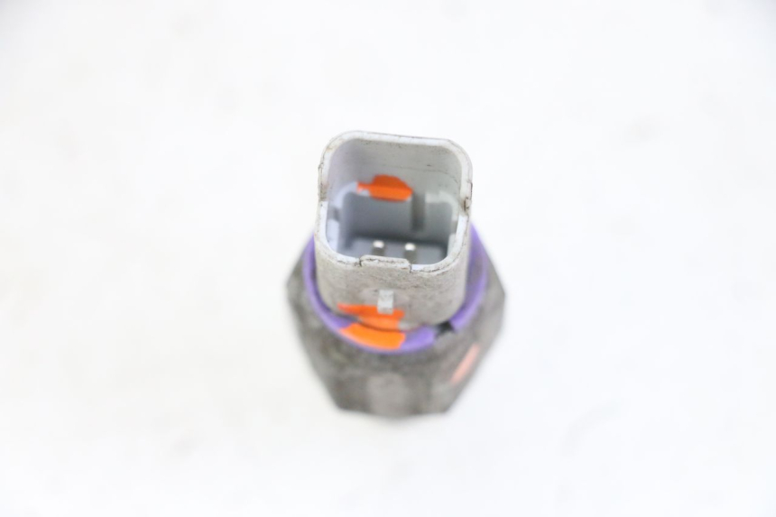 photo de CZUJNIK CIŚNIENIA OLEJU HAMULCOWEGO PIAGGIO MP3 125 (2006 - 2014) - Inny kąt widzenia