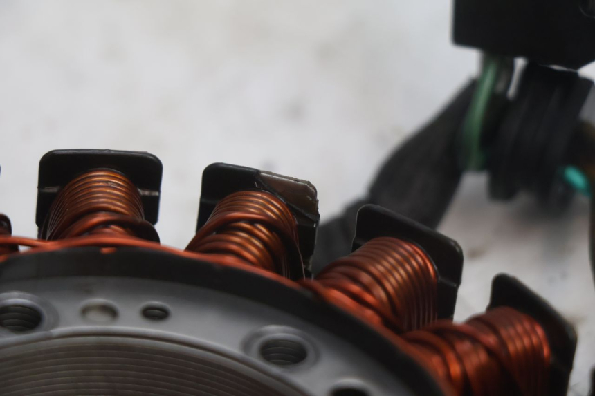 photo de STATOR SUZUKI BURGMAN EXECUTIVE ABS 650 (2006 - 2012) - Oznaczenia i referencje