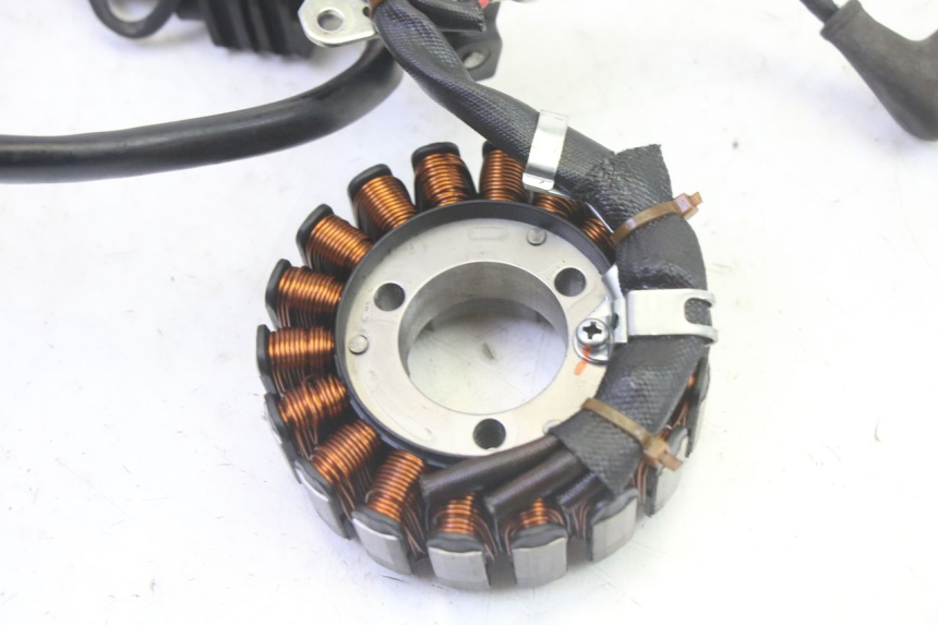 photo de STATOR PIAGGIO MP3 RL 250 (2006 - 2010) - Inny kąt widzenia