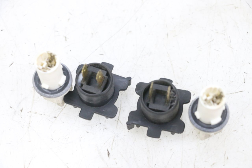 photo de UCHWYT ŻARÓWKI SUZUKI BURGMAN 125 (2007 - 2014) - Zoom stanu zużycia