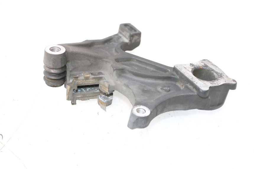 photo de UCHWYT ZACISKU HAMULCA TYLNEGO SUZUKI GSR 600 (2005 - 2012) - Szczegół części