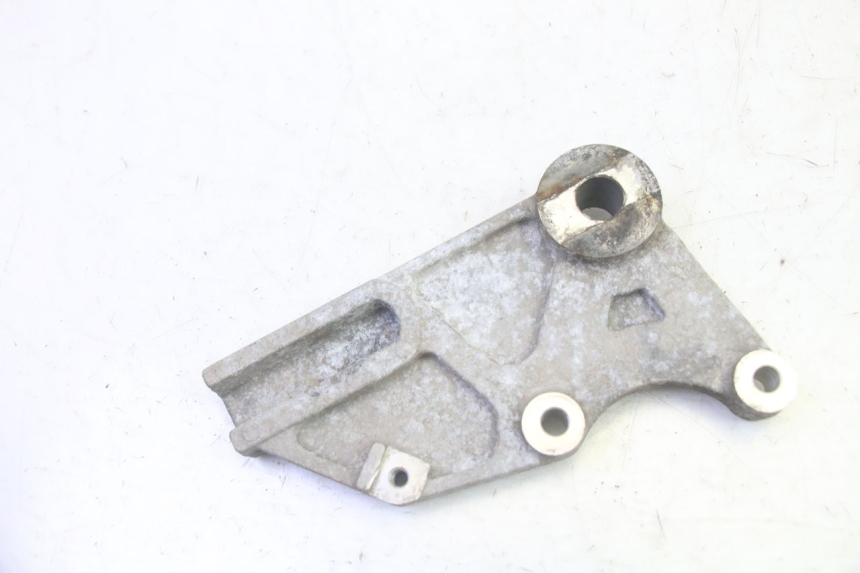 photo de UCHWYT ZACISKU HAMULCA TYLNEGO DAELIM VJ ROADWIN FI 125 (2008 - 2017) - Szczegół części