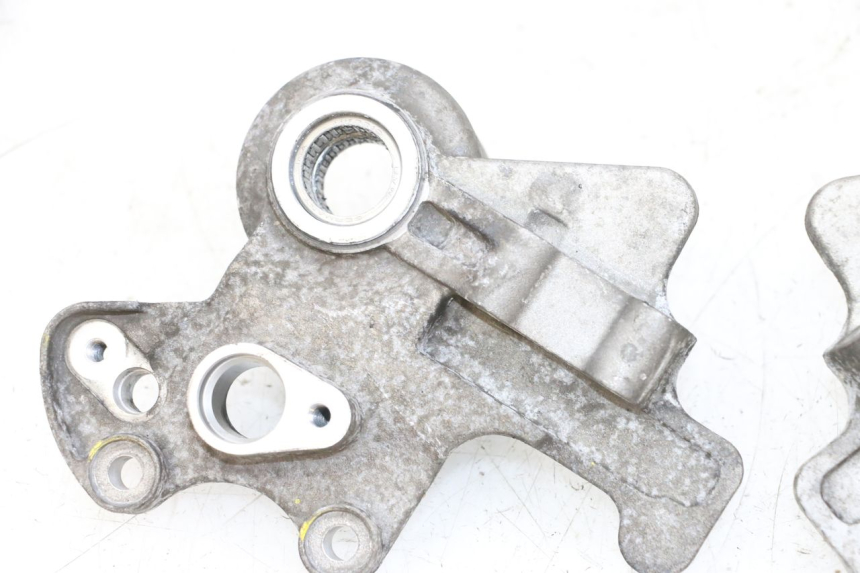 photo de UCHWYT ZACISKU HAMULCA PRZEDNIEGO PIAGGIO MP3 HPE 300 (2019 - 2026) - Inny kąt widzenia