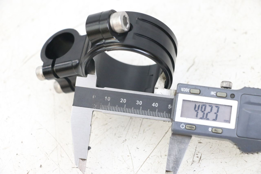 photo de UCHWYT KIEROWNICY ARCHIVE CAFE RACER 4T 50 (2019 - 2024) - Zoom stanu zużycia