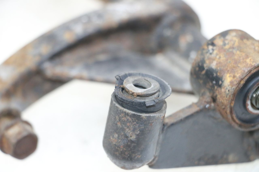 photo de UCHWYT SILNIKA KYMCO AGILITY RS 4T 50 (2009 - 2013) - Inny kąt widzenia