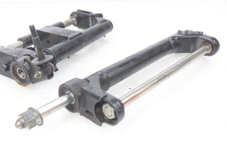 photo de UCHWYT SILNIKA PEUGEOT GEOPOLIS 400 (2007 - 2013) - Inny kąt widzenia