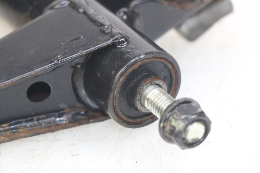 photo de UCHWYT SILNIKA PEUGEOT KISBEE 4T 50 (2018 - 2022) - Zbliżenie techniczne