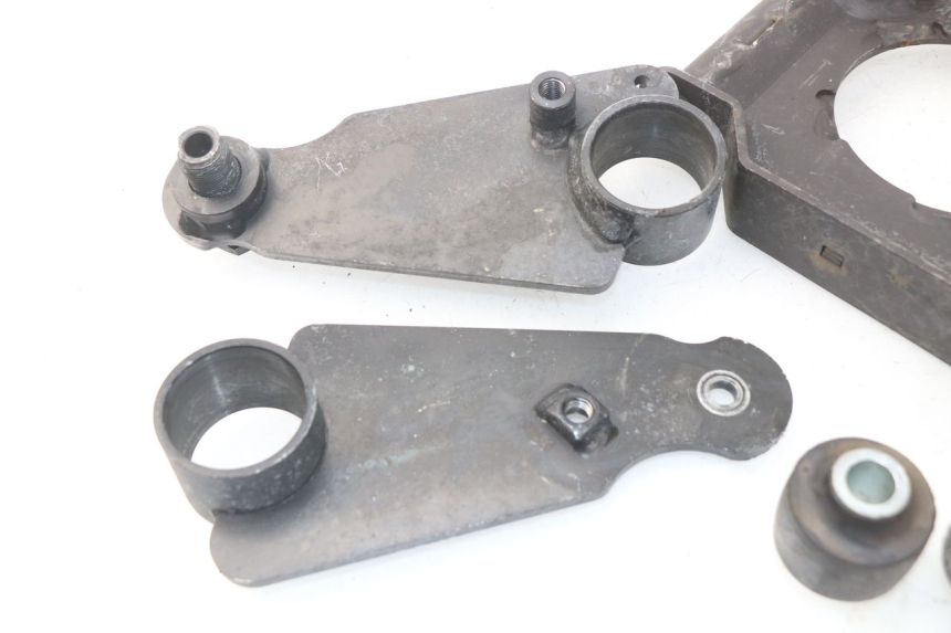 photo de UCHWYT SILNIKA PEUGEOT METROPOLIS 400 (2017 - 2020) - Zbliżenie techniczne