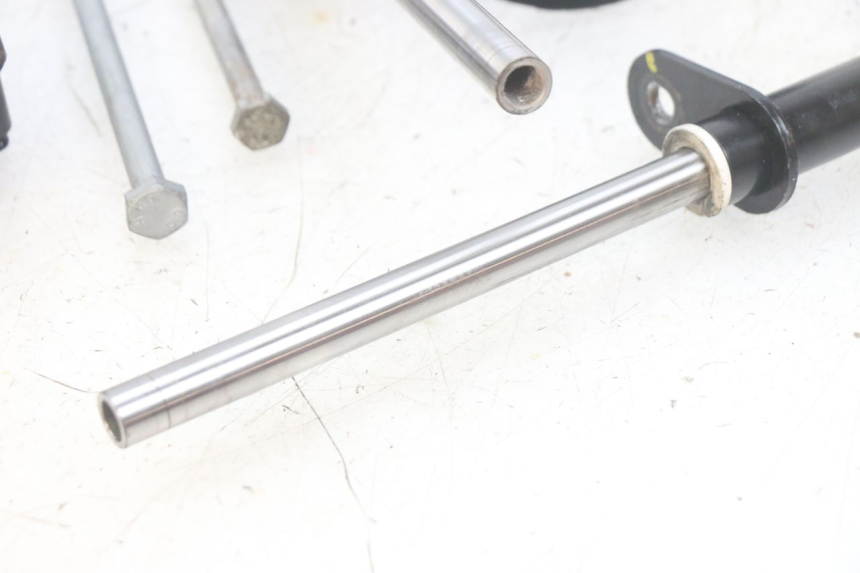 photo de UCHWYT SILNIKA PIAGGIO MP3 HPE 300 (2019 - 2026) - Szczegóły charakterystyczne