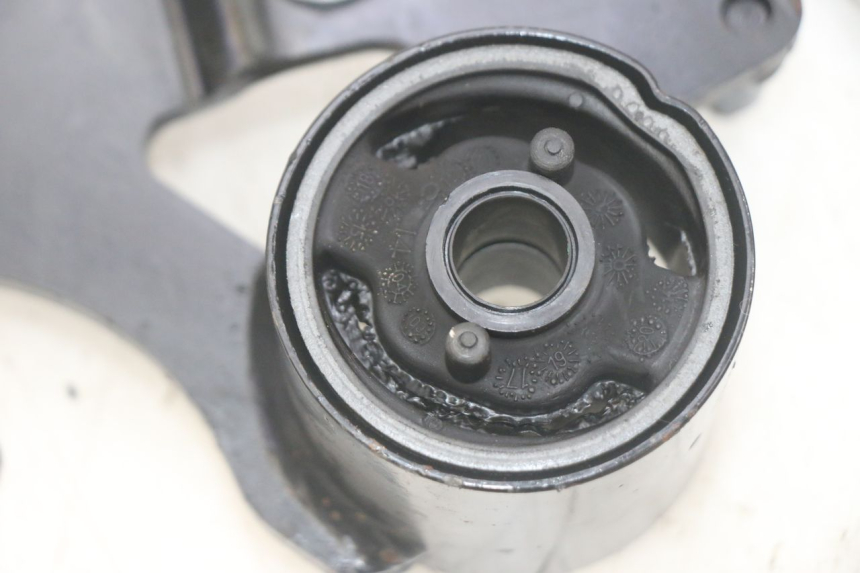 photo de UCHWYT SILNIKA PIAGGIO MP3 HPE 300 (2019 - 2026) - Oznaczenia i referencje