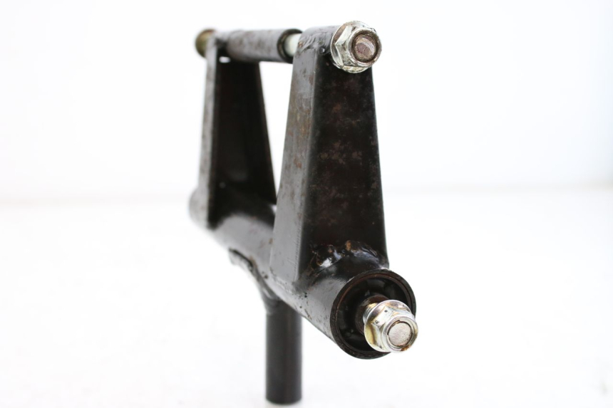 photo de UCHWYT SILNIKA JM MOTORS SANTANA 50 (2014 - 2023) - Inny kąt widzenia