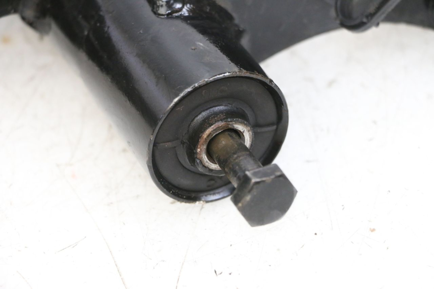 photo de UCHWYT SILNIKA PIAGGIO ZIP 2T 50 (2009 - 2019) - Inny kąt widzenia