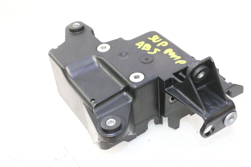 photo de UCHWYT POMPY ABS PIAGGIO MP3 HPE 530 (2022 - 2026) - Szczegół części