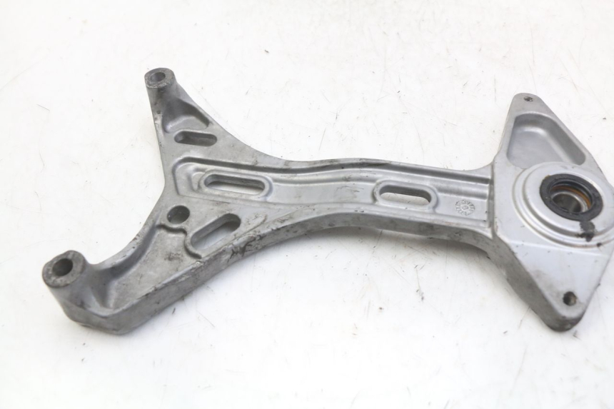 photo de UCHWYT TŁUMIKA HONDA FES PANTHEON 2T 125 (1998 - 2002) - Inny kąt widzenia