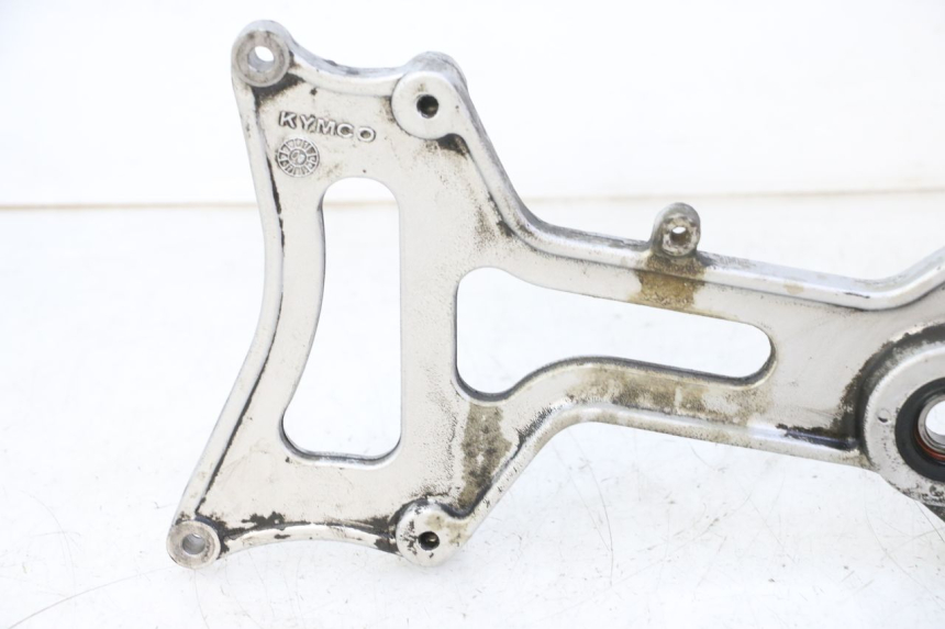 photo de UCHWYT TŁUMIKA KYMCO GRAND DINK 125 (2002 - 2007) - Zbliżenie techniczne