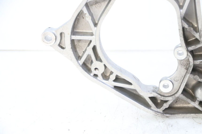 photo de UCHWYT TŁUMIKA PIAGGIO MP3 HPE 310 (2024 - 2025) - Inny kąt widzenia