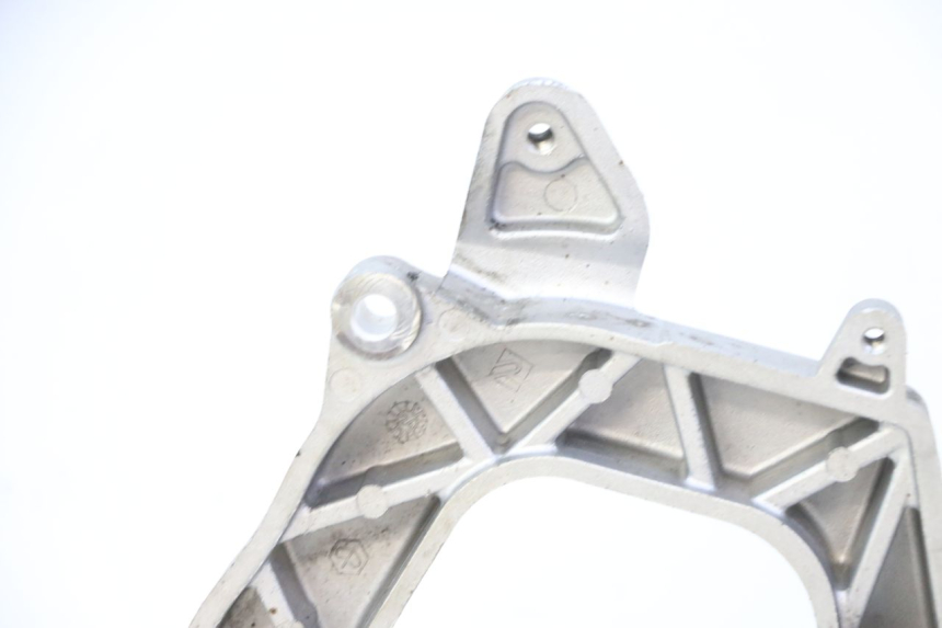 photo de UCHWYT TŁUMIKA PIAGGIO MP3 HPE 310 (2024 - 2025) - Zbliżenie techniczne