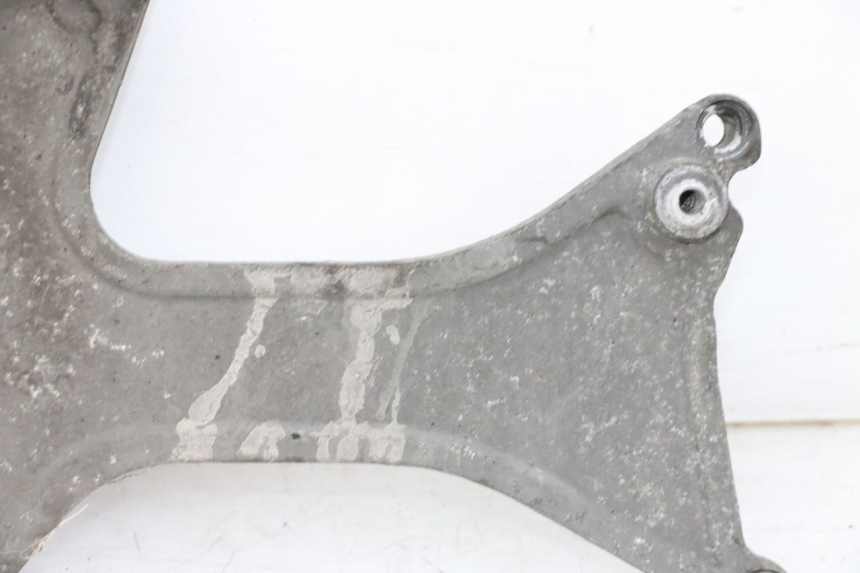 photo de UCHWYT TŁUMIKA PIAGGIO VESPA GTS SUPER IE 125 (2009 - 2016) - Zbliżenie techniczne