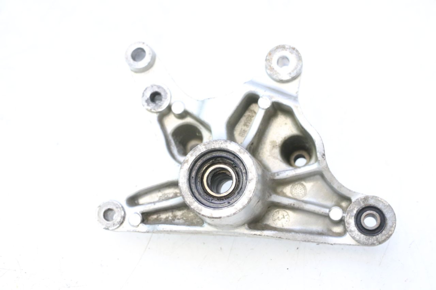 photo de UCHWYT TŁUMIKA YAMAHA YP MAJESTY 125 (2002 - 2006) - Zbliżenie techniczne