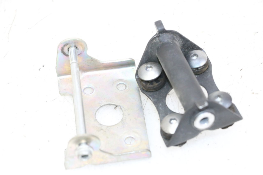 photo de UCHWYT ZBIORNIKA SUZUKI GSR 750 (2011 - 2017) - Zoom stanu zużycia