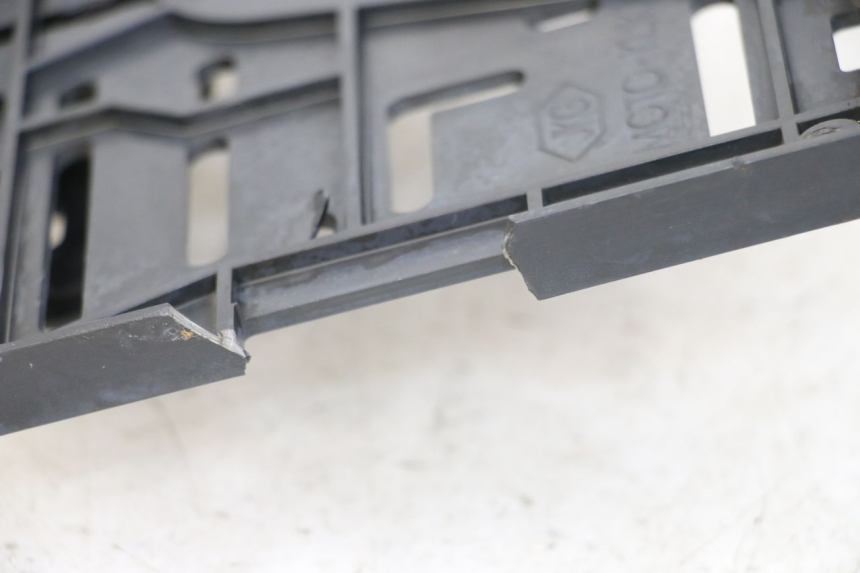 photo de UCHWYT TABLICY REJESTRACYJNEJ YAMAHA BW'S BWS 125 (2010 - 2013) - Zbliżenie techniczne