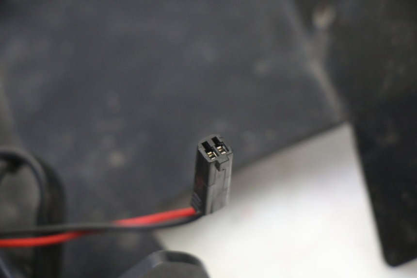 photo de UCHWYT TABLICY REJESTRACYJNEJ SUZUKI GSR 750 (2011 - 2017) - Stan powierzchni