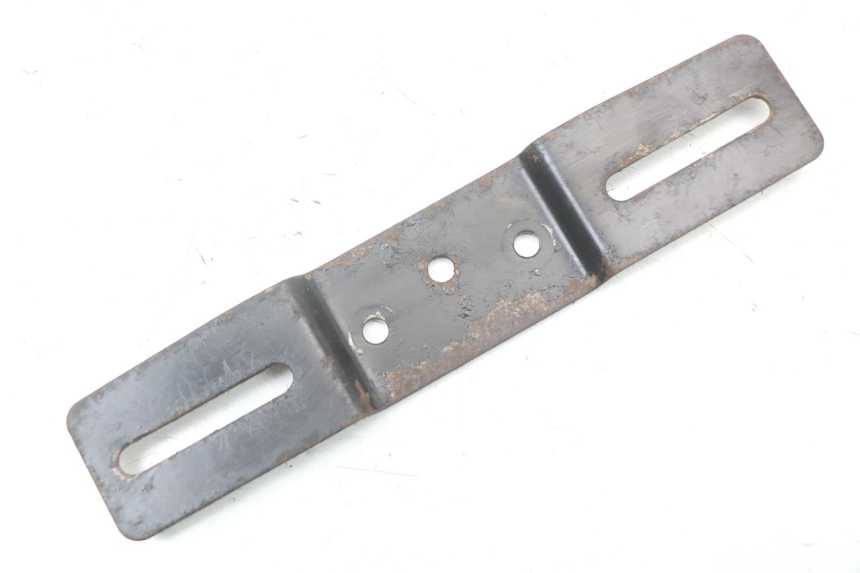 photo de UCHWYT TABLICY REJESTRACYJNEJ SUZUKI GSX E 250 (1982 - 1983) - Szczegół części