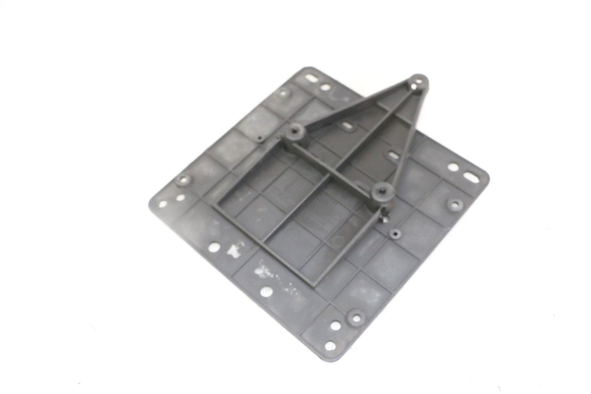 photo de UCHWYT TABLICY REJESTRACYJNEJ PIAGGIO IE MP3 YOURBAN 300 (2011 - 2016) - Szczegół części