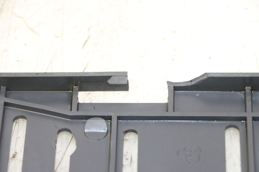 photo de UCHWYT TABLICY REJESTRACYJNEJ KAWASAKI GTR 1000 (1994 - 2004) - Szczegół części